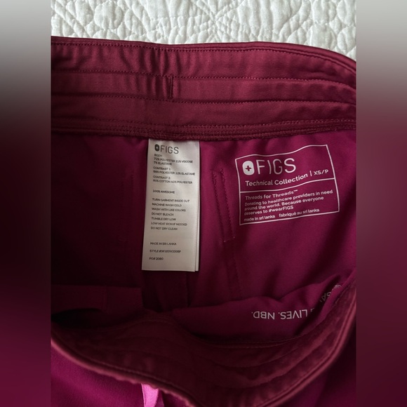 Women’s Figs Magenta scrub set - Picture 3 of 6